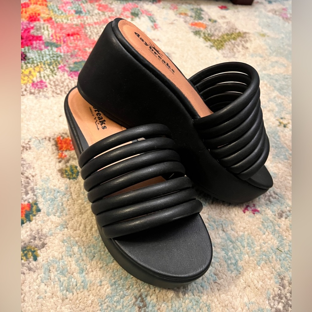 Women’s daybreak, platform sandals, size 7 in black